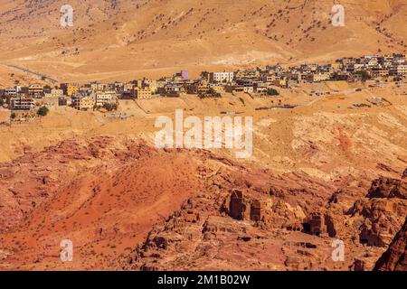 Panoramablick auf Wadi Musa, Berge und Sandsteinformationen mit Gräbern von Petra, Jordanien Stockfoto