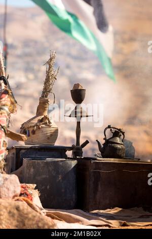 Traditioneller traditioneller arabischer Kaffee- oder Teekocher in der Wüste, Jordanien, Kopierraum Stockfoto