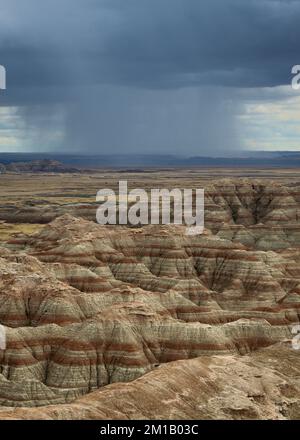 Regensturm über den Ebenen und Badlands vom Burns Basin Overlook im Badlands National Park in der Nähe von Interior, South Dakota Stockfoto