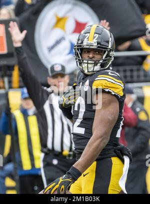 Pittsburgh, Usa. 11.. Dezember 2022. Pittsburgh Steelers Running Back Najee Harris (22) trifft gegen die Baltimore Ravens im ersten Quartal im Acrisure Stadium am Sonntag, den 11. Dezember 2022 in Pittsburgh. Foto: Archie Carpenter/UPI Credit: UPI/Alamy Live News Stockfoto