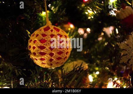 Handgemachtes Häkelschmuck an einem Weihnachtsbaum Stockfoto