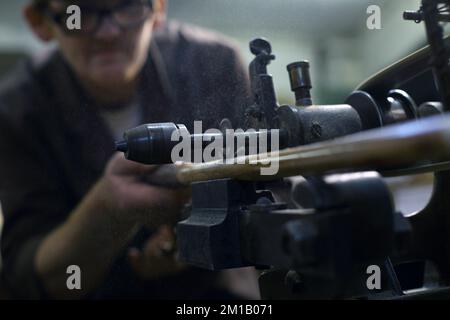 James Smith & Sons machen traditionellen Regenschirm in ihrer Werkstatt, in London, England, Großbritannien. Stockfoto