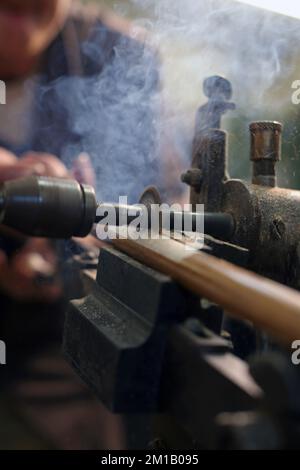 James Smith & Sons machen traditionellen Regenschirm in ihrer Werkstatt, in London, England, Großbritannien. Stockfoto