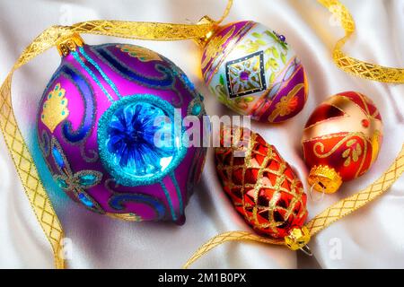 Wundervolle Weihnachtsbaumdekoration Mit Goldenem Band Stockfoto