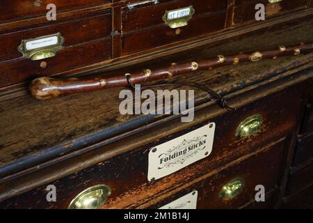 Spazierstock auf antiker Schublade im James Smith & Son Schirmladen in der New Oxford Street Stockfoto