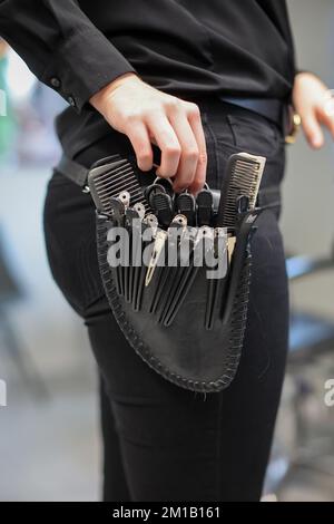 08. Dezember 2022, Sachsen-Anhalt, Wettin-Löbejün: Ein Friseur schneidet einem Kunden in einem Salon die Haare. Die 21-Jährige wird in naher Zukunft den Salon ihrer Großmutter übernehmen. Foto: Jan Woitas/dpa Stockfoto