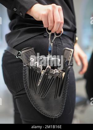 08. Dezember 2022, Sachsen-Anhalt, Wettin-Löbejün: Ein Friseur schneidet einem Kunden in einem Salon die Haare. Die 21-Jährige wird in naher Zukunft den Salon ihrer Großmutter übernehmen. Foto: Jan Woitas/dpa Stockfoto