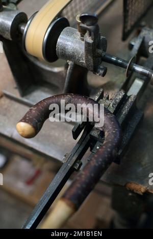 James Smith & Sons machen traditionellen Regenschirm in ihrer Werkstatt, in London, England, Großbritannien. Stockfoto
