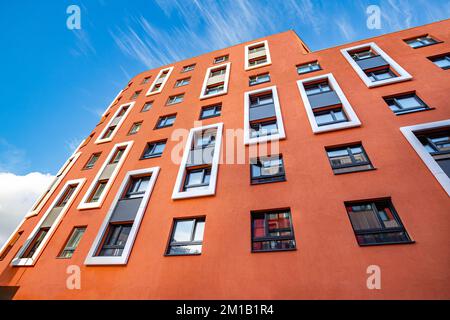 Stadtbild mit modernen Gebäuden in Wien. Das wunderschöne Gebäude in den Straßen Wiens hat orangefarbene Wände mit weißen Rahmen. Stockfoto