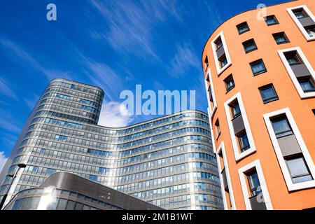 Stadtbild mit modernen Palästen in Wien. Wunderschöne Gebäude in den Straßen von Wien, ein Gebäude ist grau und hat große Glasfenster, das andere h Stockfoto