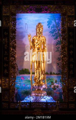 Golden Kuan Yin Statue, die Göttin der Barmherzigkeit im Inneren der Thian Fah Stiftung Schrein in Chinatown, Yaowarat Straße von Bangkok, Thailand. Stockfoto