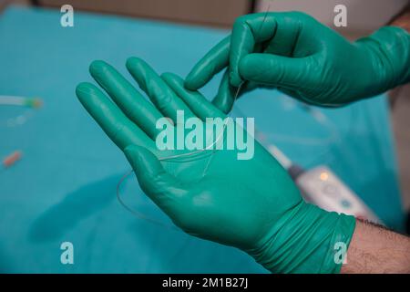 Optische Kohärenztomographie (OCT). Katheter mit Kontrastmittel spülen. Intravenöse Verabreichung von Kontrastmitteln für erweiterte CT- oder MR-Scans. Herzkatze Stockfoto