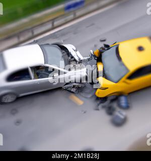 Draufsicht eines Verkehrsunfalls, zwei Autos sind abgestürzt. Stockfoto