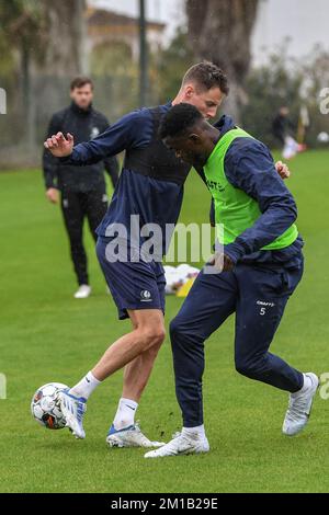 Michael Ngadeu von Gent und Bruno Godeau von Gent in Aktion während eines Trainings im Wintertrainingslager der belgischen Fußballmannschaft KAA Gent in Oliva, Spanien, Sonntag, den 11. Dezember 2022. BELGA FOTO LUC CLAESSEN Stockfoto