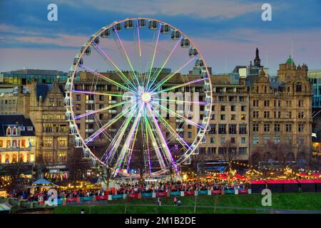 Edinburgh, Schottland, Vereinigtes Königreich 11h. Dezember 2022. Auf den nächtlichen Weihnachtsmessen in Edinburgh drängten Touristen und Einheimische die Sehenswürdigkeiten. Credit Gerard Ferry/Alamy Live News Stockfoto