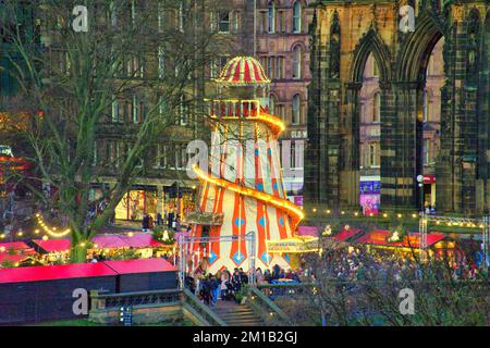 Edinburgh, Schottland, Vereinigtes Königreich 11h. Dezember 2022. Auf den nächtlichen Weihnachtsmessen in Edinburgh drängten Touristen und Einheimische die Sehenswürdigkeiten. Credit Gerard Ferry/Alamy Live News Stockfoto