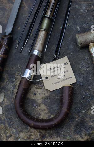 James Smith & Sons stellen in ihrer Kellerwerkstatt in London, England, einen traditionellen Regenschirm her Stockfoto