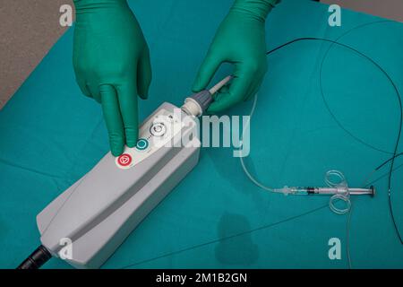 Optische Kohärenztomographie (OCT). Katheter mit Kontrastmittel spülen. Intravenöse Verabreichung von Kontrastmitteln für erweiterte CT- oder MR-Scans. Herzkatze Stockfoto