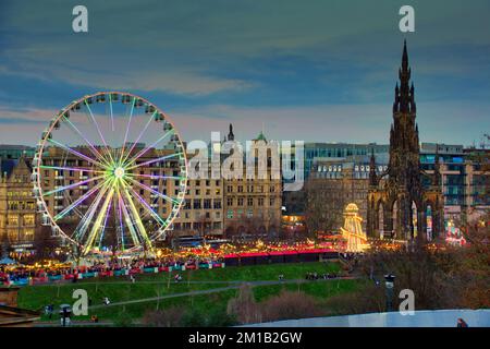 Edinburgh, Schottland, Vereinigtes Königreich 11h. Dezember 2022. Auf den nächtlichen Weihnachtsmessen in Edinburgh drängten Touristen und Einheimische die Sehenswürdigkeiten. Credit Gerard Ferry/Alamy Live News Stockfoto