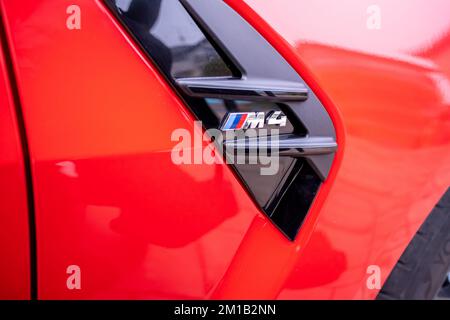 Slowenien, Ljubljana - 25. November 2022: Roter BMW M4 Stockfoto