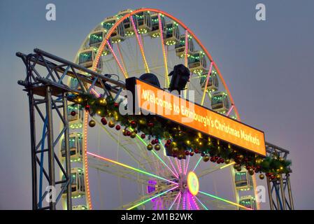 Edinburgh, Schottland, Vereinigtes Königreich 11h. Dezember 2022. Auf den nächtlichen Weihnachtsmessen in Edinburgh drängten Touristen und Einheimische die Sehenswürdigkeiten. Auf der Weihnachtsmesse in den Princes Street Gardens, komplett mit viertem Rad. Credit Gerard Ferry/Alamy Live News Stockfoto