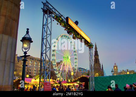 Edinburgh, Schottland, Vereinigtes Königreich 11h. Dezember 2022. Auf den nächtlichen Weihnachtsmessen in Edinburgh drängten Touristen und Einheimische die Sehenswürdigkeiten. Auf der Weihnachtsmesse in den Princes Street Gardens, komplett mit viertem Rad. Credit Gerard Ferry/Alamy Live News Stockfoto