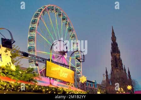 Edinburgh, Schottland, Vereinigtes Königreich 11h. Dezember 2022. Auf den nächtlichen Weihnachtsmessen in Edinburgh drängten Touristen und Einheimische die Sehenswürdigkeiten. Auf der Weihnachtsmesse in den Princes Street Gardens, komplett mit viertem Rad. Credit Gerard Ferry/Alamy Live News Stockfoto