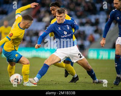 Oldham, Lancashire, Großbritannien. 11.. Dezember 2022. Oldham's Mark Kitching Battel Too Keep the Ball, während Oldham Athletic Football Club V torquey United Football Club im Boundary Park, in der National League (Kreditbild: Credit: Cody Froggatt/Alamy Live News) Stockfoto