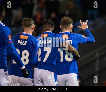 Oldham, Lancashire, Großbritannien. 11.. Dezember 2022. Oldhams Ben Tollitt feiert Oldhams zweites Tor beim Oldham Athletic Football Club V torquey United Football Club im Boundary Park in der National League (Bild: Kredit: Cody Froggatt/Alamy Live News) Stockfoto