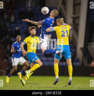 Oldham, Lancashire, Großbritannien. 11.. Dezember 2022. Oldhams Peter Clarke und Torquays Clubkapitän Dean Moxey für den Ball, während des Oldham Athletic Football Club V Torquey United Football Club im Boundary Park in der National League (Bild: Kredit: Cody Froggatt/Alamy Live News) Stockfoto