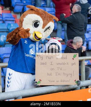 Oldham, Lancashire, Großbritannien. 11.. Dezember 2022. Oldham Athletics Club Maskottchen Chaddy Owl und junger Fan während des Oldham Athletic Football Club V torquey United Football Club im Boundary Park in der National League (Bild: Kredit: Cody Froggatt/Alamy Live News Stockfoto