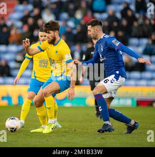 Oldham, Lancashire, Großbritannien. 11.. Dezember 2022. Torquay's Aaron Jarvis Battle Too Keep the Ball from Oldham's Mark Kitching, während Oldham Athletic Football Club V Torquey United Football Club im Boundary Park, in der National League (Bild: Kredit: Cody Froggatt/Alamy Live News) Stockfoto