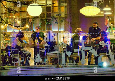 Edinburgh, Schottland, Vereinigtes Königreich 11h. Dezember 2022. Auf den nächtlichen Weihnachtsmessen in Edinburgh drängten Touristen und Einheimische die Sehenswürdigkeiten. Credit Gerard Ferry/Alamy Live News Stockfoto