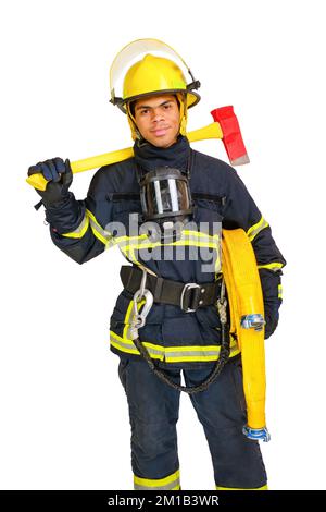 Feuerwehrmann hält Feuerwehrschlauch und Axt isoliert auf weiß Stockfoto