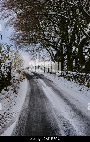 Der Schneefall in Yorkshire erschwert die Fahrt, da die Straßen vereisen Stockfoto