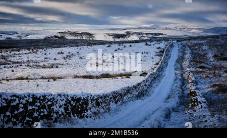 Schnee bedeckt Ackerland im Yorkshire Dales National Park bei Sonnenuntergang. Stockfoto