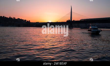 Wunderschöner Sonnenuntergang, Goldene Stunden, Golden Horn Metro Bridge und der Blick auf das Goldene Horn in Istanbul, der Sonnenuntergang, die Vögel auf dem Weg in Richtung Sonne, Stockfoto