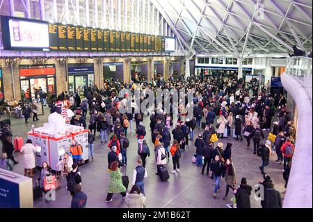 King Cross, London, Großbritannien. 11.. Dezember 2022 Hunderte von Passagieren saßen am Londoner King's Cross fest, um zu Weihnachten nach Hause zu kommen. Kredit: Siehe Li/Picture Capital/Alamy Live News Stockfoto