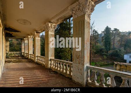 Alte Kolonnaden in einer verlassenen Villa. Stockfoto