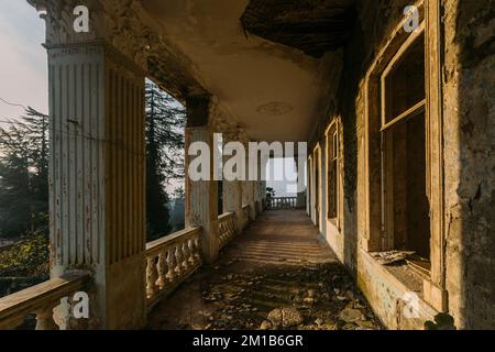 Alte Kolonnaden in einer verlassenen Villa. Stockfoto