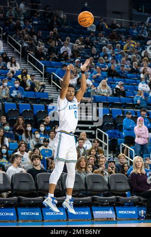 UCLA Bruins Guard Jaylen Clark (0) schießt während eines NCAA-Basketballspiels gegen die Denver Pioniere am Samstag, den 10. Dezember 2022, im Pauley Pavilion, Stockfoto