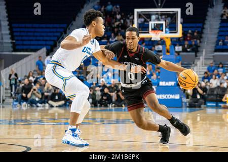 Denver Pioneers Guard Tommy Bruner (0) versucht, während eines NCAA-Basketballspiels am Samstag, den 10. Dezember, gegen UCLA Bruins Guard Jaylen Clark (0) zu fahren. Stockfoto