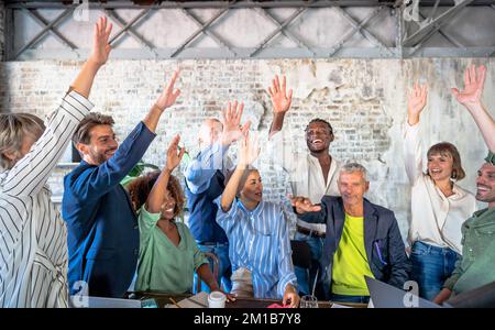 Eine Gruppe von Geschäftsleuten, die den Erfolg eines neuen Projekts feiern Stockfoto
