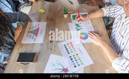 Nahaufnahme kreativer Geschäftstätigkeit mit Infografik und Diskussion über neuen Marketingplan in modernen Büros. Stockfoto