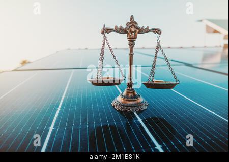 Geld gesparten durch den Einsatz von Energie mit Solarpanel Stockfoto