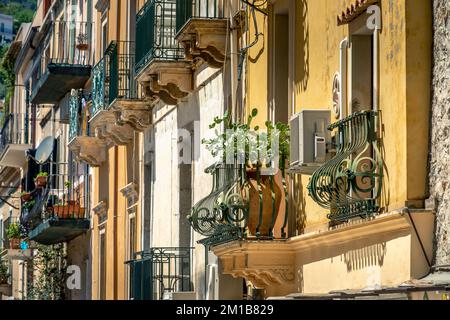 Taormina, Sizilien, Italien - 23. Juli 2020: Blumenbalkon in Taormina (Sizilien) Stockfoto