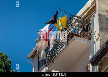 Taormina, Sizilien, Italien - 23. Juli 2020: Waschbalkon in Sizilien Stockfoto