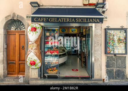 Taormina, Sizilien, Italien - 23. Juli 2020: Sizilianische Mega Cannoli neben einer Konditorei im historischen Zentrum Stockfoto