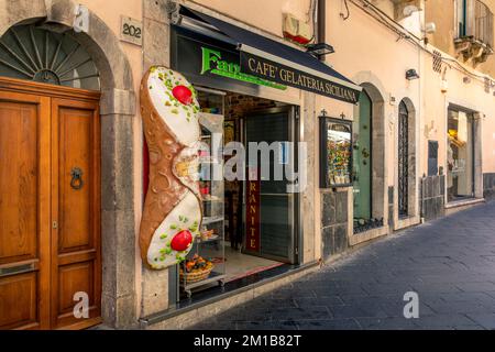 Taormina, Sizilien, Italien - 23. Juli 2020: Sizilianische Mega Cannoli neben einer Konditorei im historischen Zentrum Stockfoto