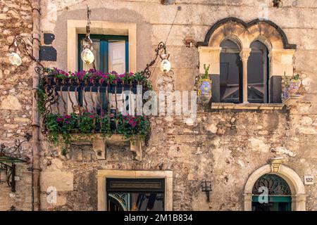 Taormina, Sizilien, Italien - 23. Juli 2020: Blumenbalkon in Taormina (Sizilien) Stockfoto